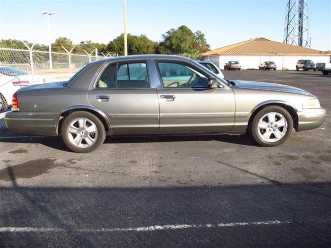 2004 Ford Crown Victoria 4dr Sdn LX