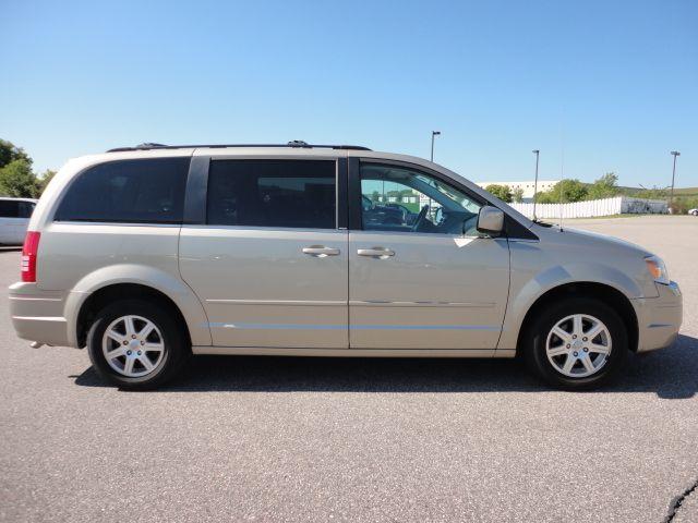 2008 Chrysler Town & country P4049