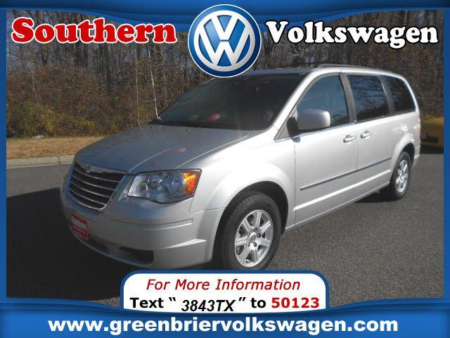 2010 Chrysler Town and country touring P6320