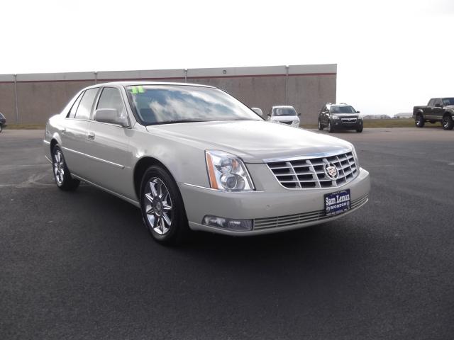 2011 CADILLAC DTS 4dr Sdn Luxury Collection