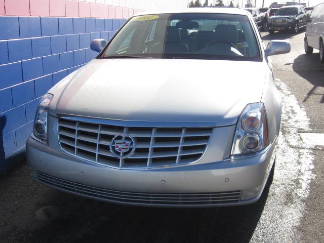 2011 CADILLAC DTS 4dr Sdn Premium Collection