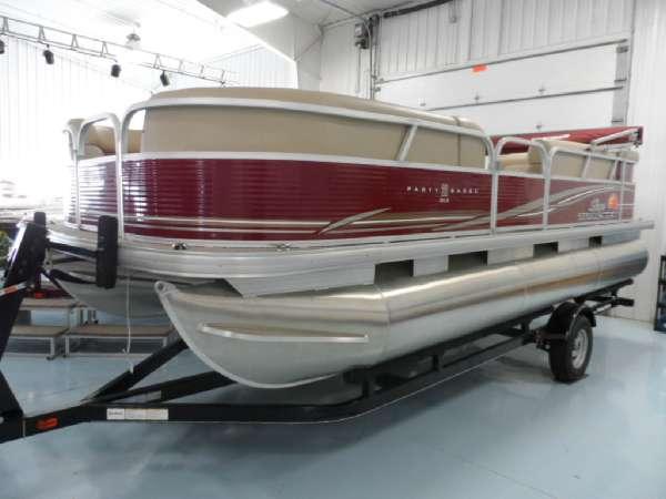 2013 Sun Tracker Party Barge 22 DLX Pontoons