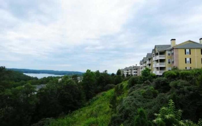 2br 2 bd/2 bath Relish in countless resort style amenities or escape to a quiet haven on your priva...