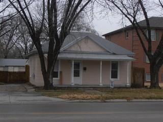 2br Cute 2bdrm 1bth home with spacious kitchen and living room.