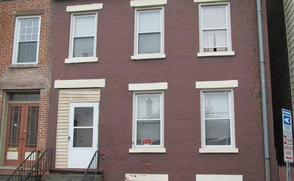 2br FIRST FLOOR APARTMENT WITH NICE BIG YARD