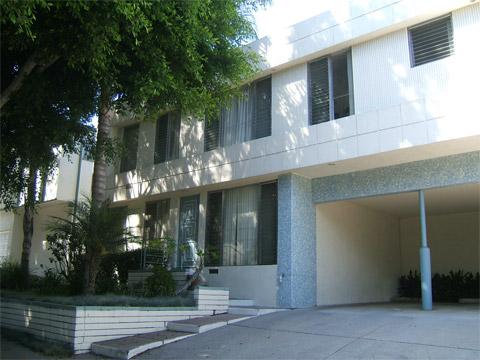 2br ~ Terrific 2 bedroom unit in a retro building with pool ~Visit today !