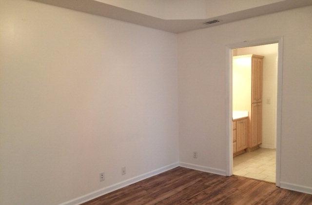 3 bedrooms Apartment - This newly renovated unit features fresh paint.