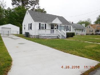 3br Beautiful home with hard wood floors large detach