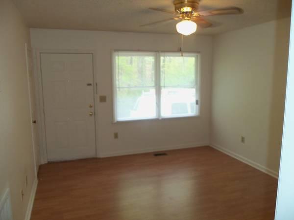 900ft2 - All One Level Near living room College