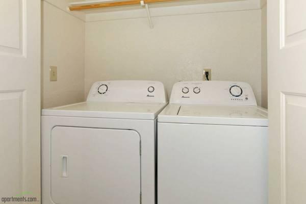 998ft2 - 35 2x2! Full Size Washer/ Dryer Included
