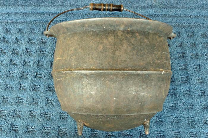 Antique Wagner Cast Iron Kettle with lid - Marked Sydney 