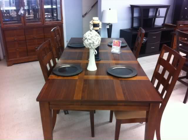 Ashely 5 pc table set Includes a leaf