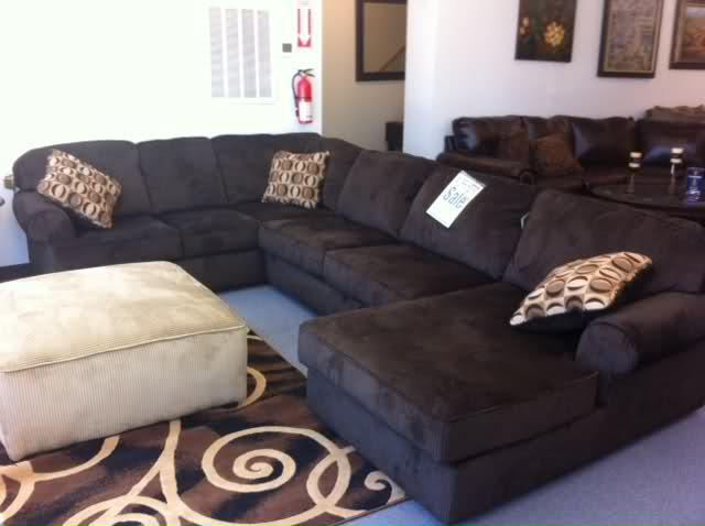 Ashely sectional Includes the ottoman. Comes in 2 colors eJErt