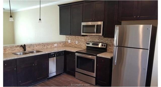 Beautiful College Station Townhouse for rent. Parking Available!