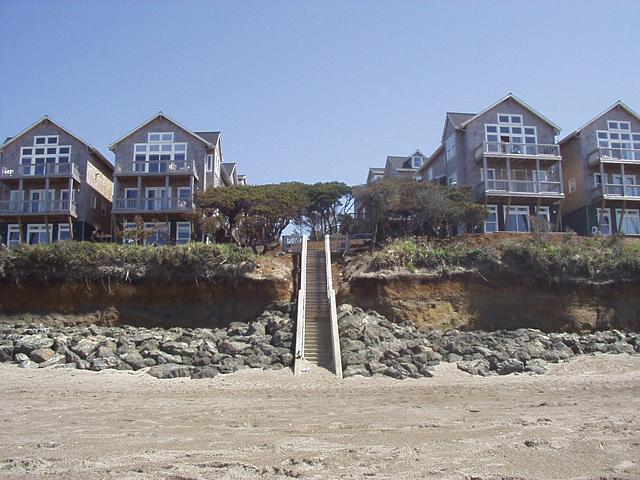 BELLA BEACH great location for families, hot tubs many pet friendly homes! Call now OPEN 9am-10pm
