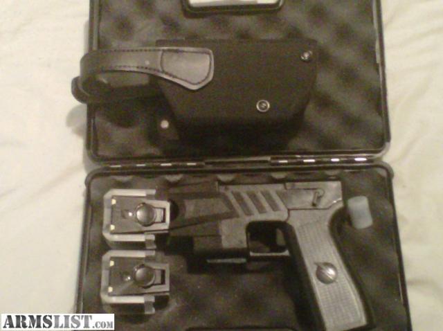 m26 police taser+ 2 cartridges+ case+ holster+ batteries