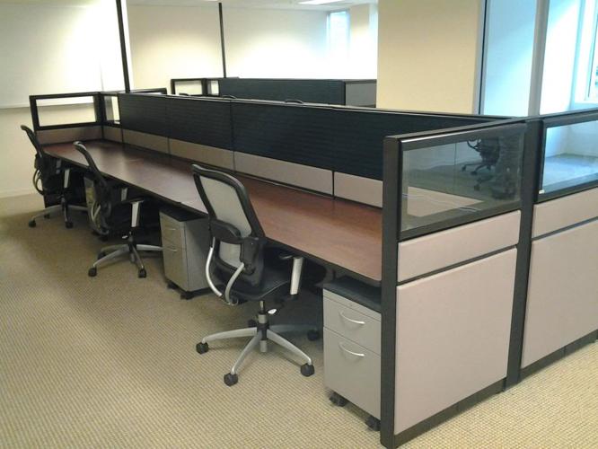 Office cubicles telemarketing stations with mesh chairs / trading wokstations / glass panels