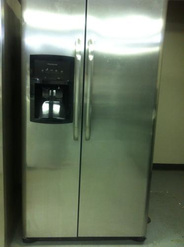 Stainless Refrigerator SIDE-by-SIDE FRIGIDAIRE --->