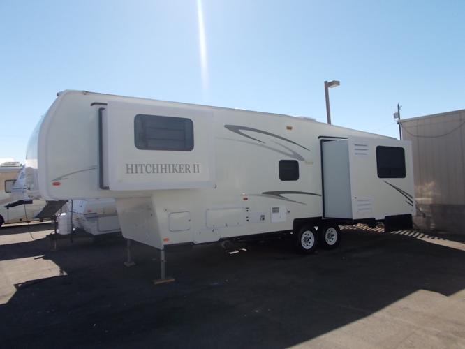 Three Slide-Outs Nu-Wa Hitchhiker II 33 FT Fifth Wheel Lots of Space Real NICE!