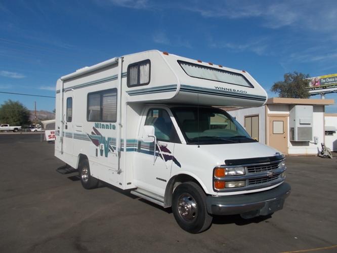 Winnebago Minnie Sleeps 6 22 FT Gas powered by GM Vortec 7.4L Automatic Cruise & Much More