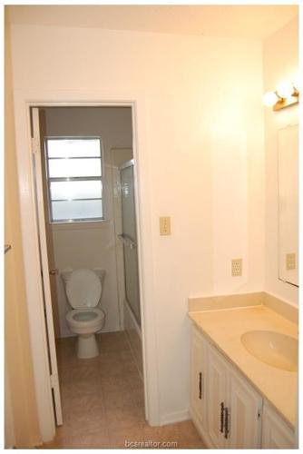 Wonderful home close to TAMU & retail at a GREAT PRICE. Washer/Dryer Hookups!