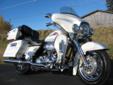 Local, 1 owner Screamin' Eagle Ultra Classic, in White Frost & Silver Mist.
This is a beautiful, very well kept machine from Harley's CVO, Custom Vehicle Operations.
A sharp CVO Screamer that was purchased here new, has 30,463 miles, and is in exceptional